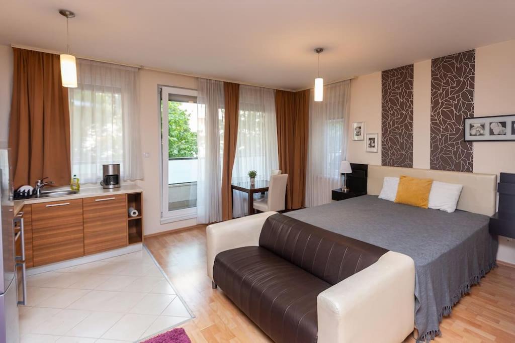 Flat On Corvin Promenade With Big Balcony Daire Budapeşte Dış mekan fotoğraf
